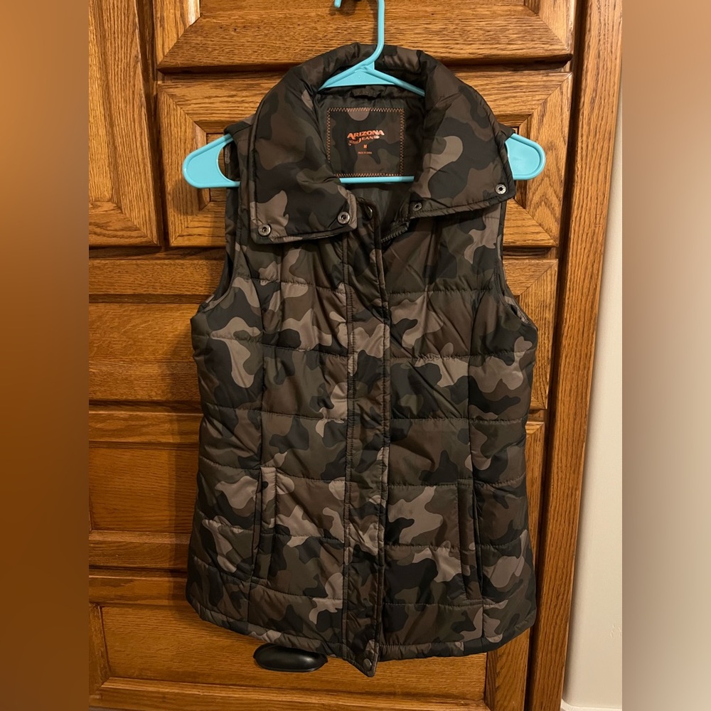Super cute camo puffy vest